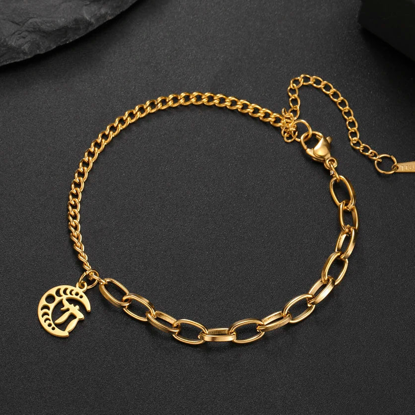 Pulsera con el símbolo judío de protección Chai sobre media luna de oro
