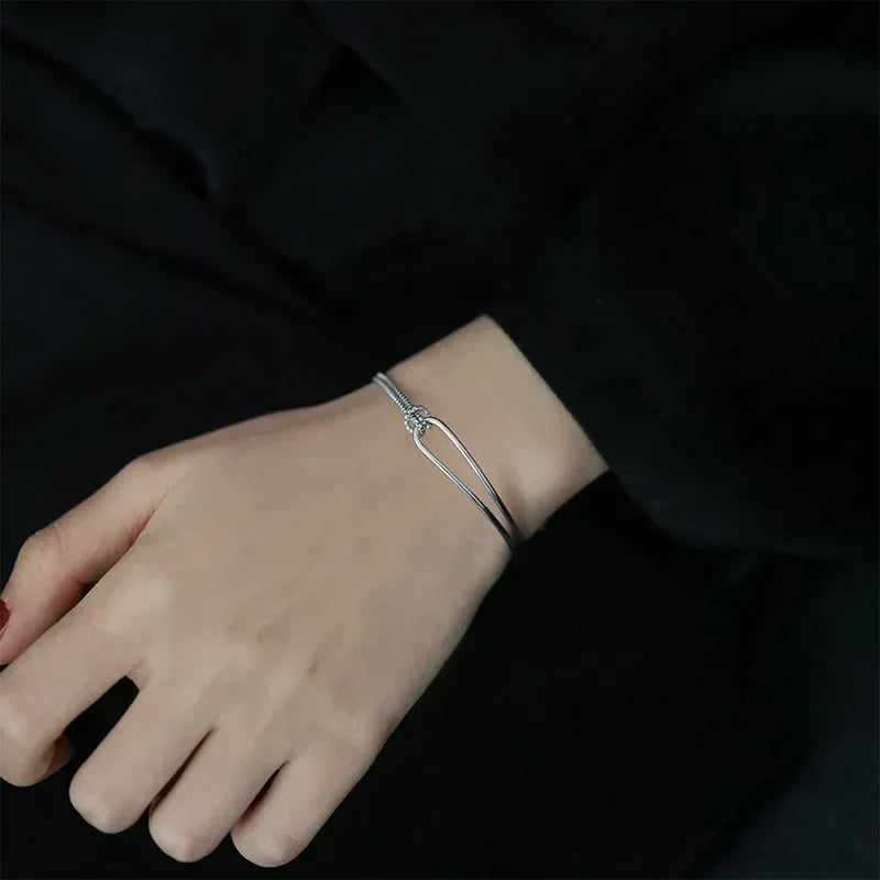 Pulsera con nudo de estilo moderno