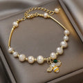 Pulsera con perlas blancas abeja