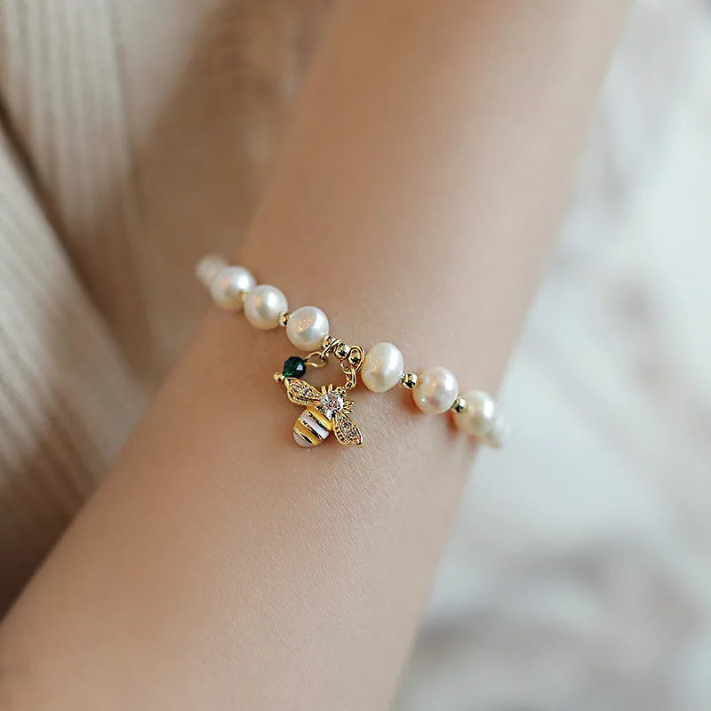 Pulsera con perlas blancas abeja 