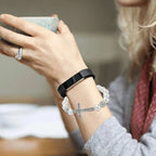 Pulsera con Perlas Blancas y Cruz