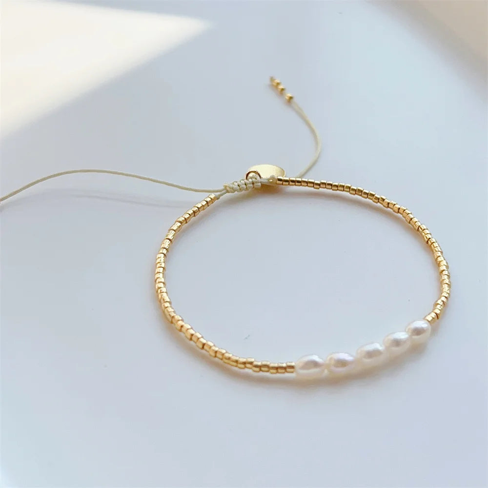 Pulsera con perlas de agua dulce alineadas