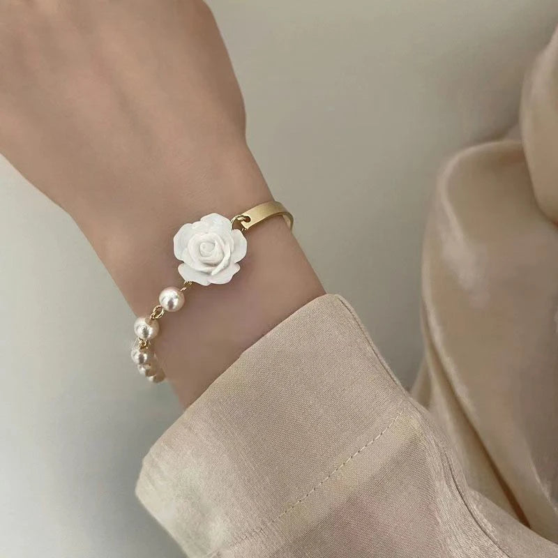 Pulsera con Perlas y Flor de Rosa blanca