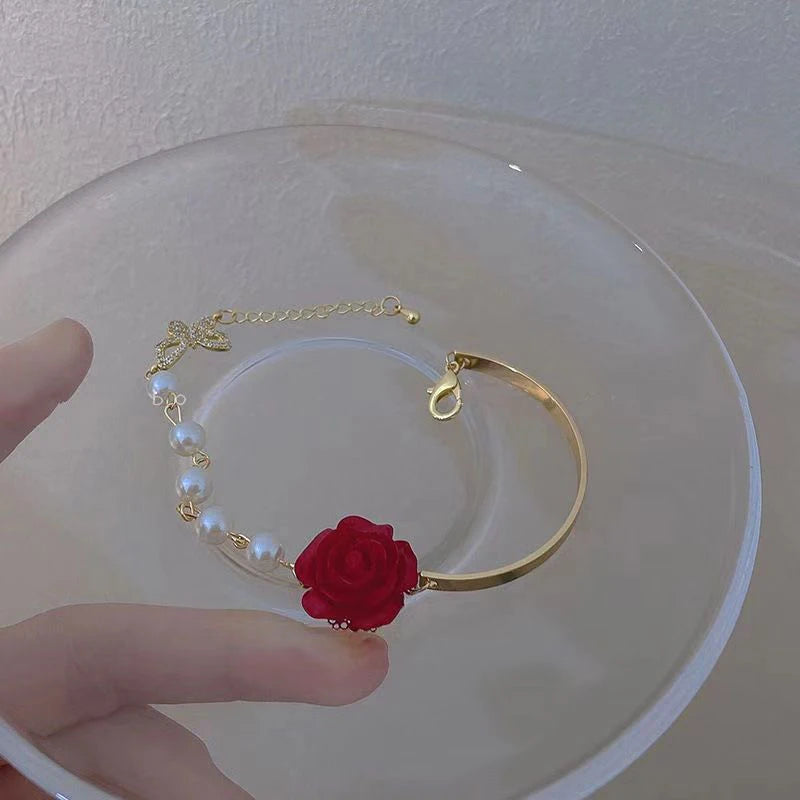 Pulsera con Perlas y Flor de Rosa roja