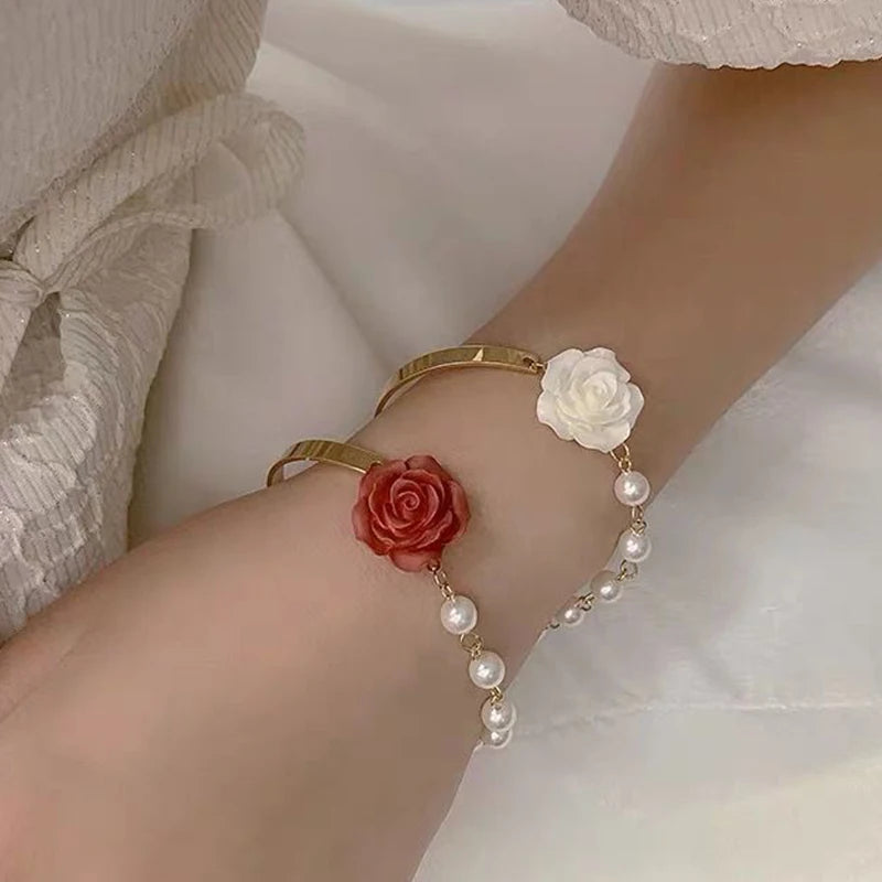 Pulsera con Perlas y Flor de Rosa roja