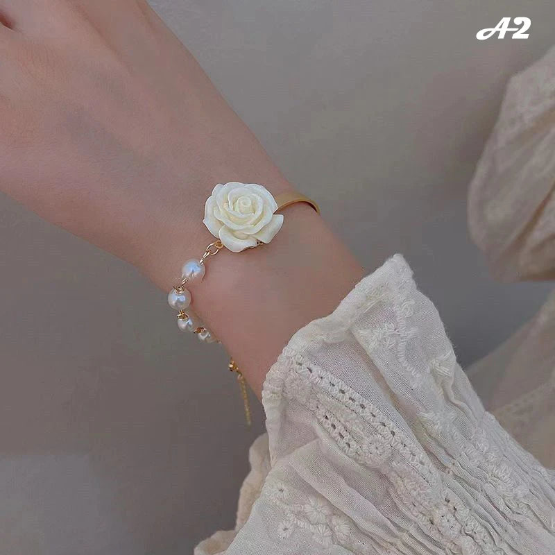 Pulsera con Perlas y Flor de Rosa blanca