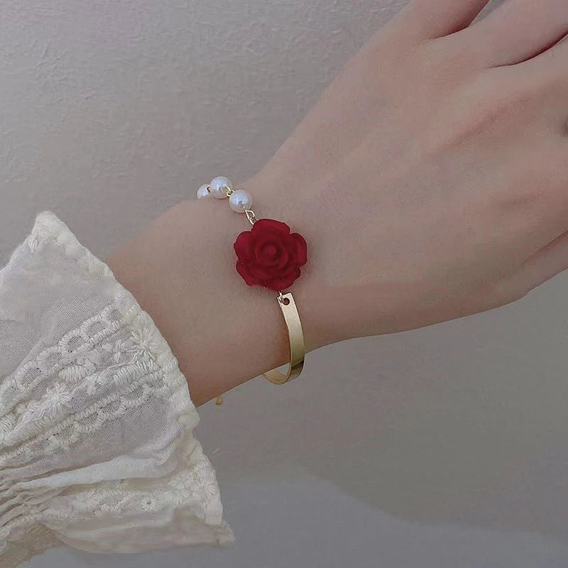 Pulsera con Perlas y Flor de Rosa roja