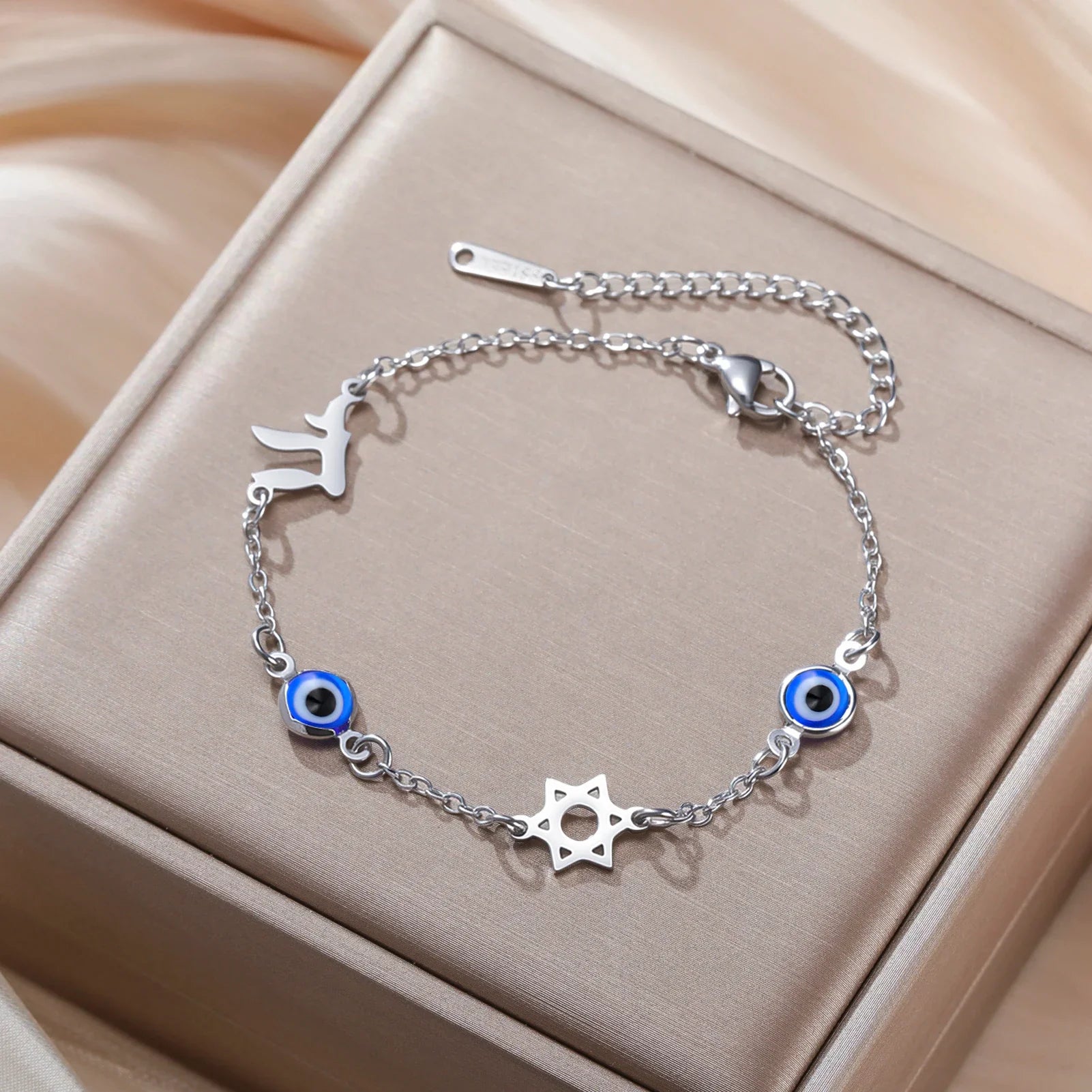 Pulsera con símbolos de protección ojo azul, Chai y la <span data-glossary-id="etoile-de-david">estrella de David</span> plata