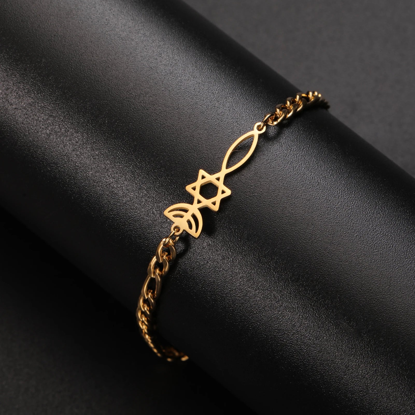 Pulsera con símbolos judíos Menorah y la <span data-glossary-id="etoile-de-david">Estrella de David</span> de oro