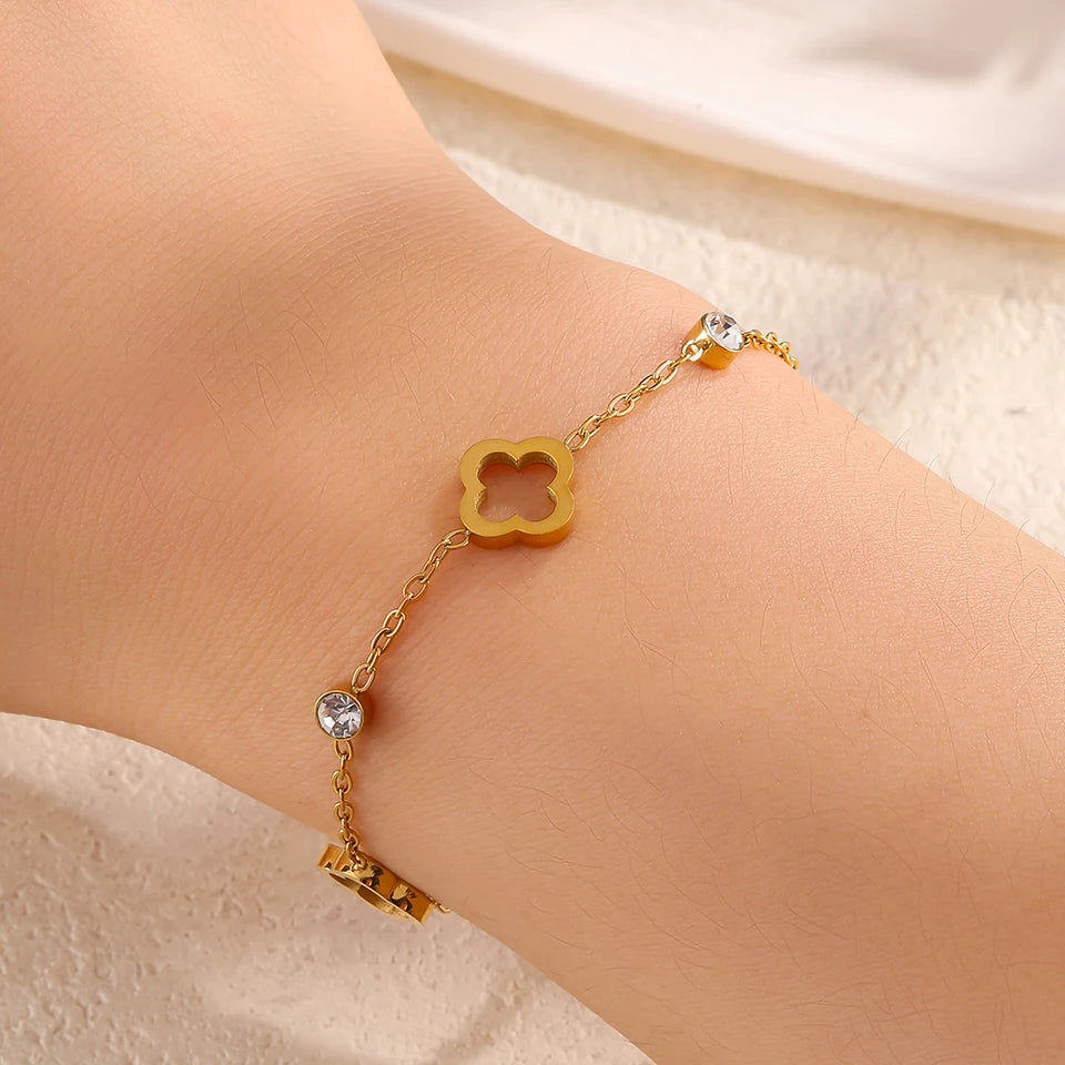 Pulsera con tréboles de 4 hojas con circonio oro