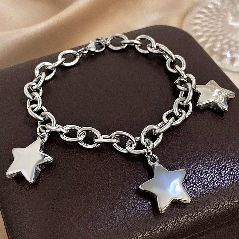 Pulsera con tres estrellas colgantes de plata