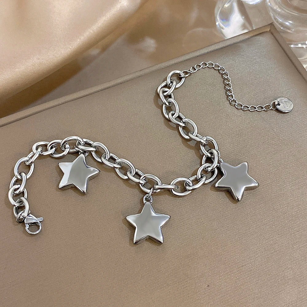 Pulsera con tres estrellas colgantes de plata