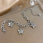Pulsera con tres estrellas colgantes de plata