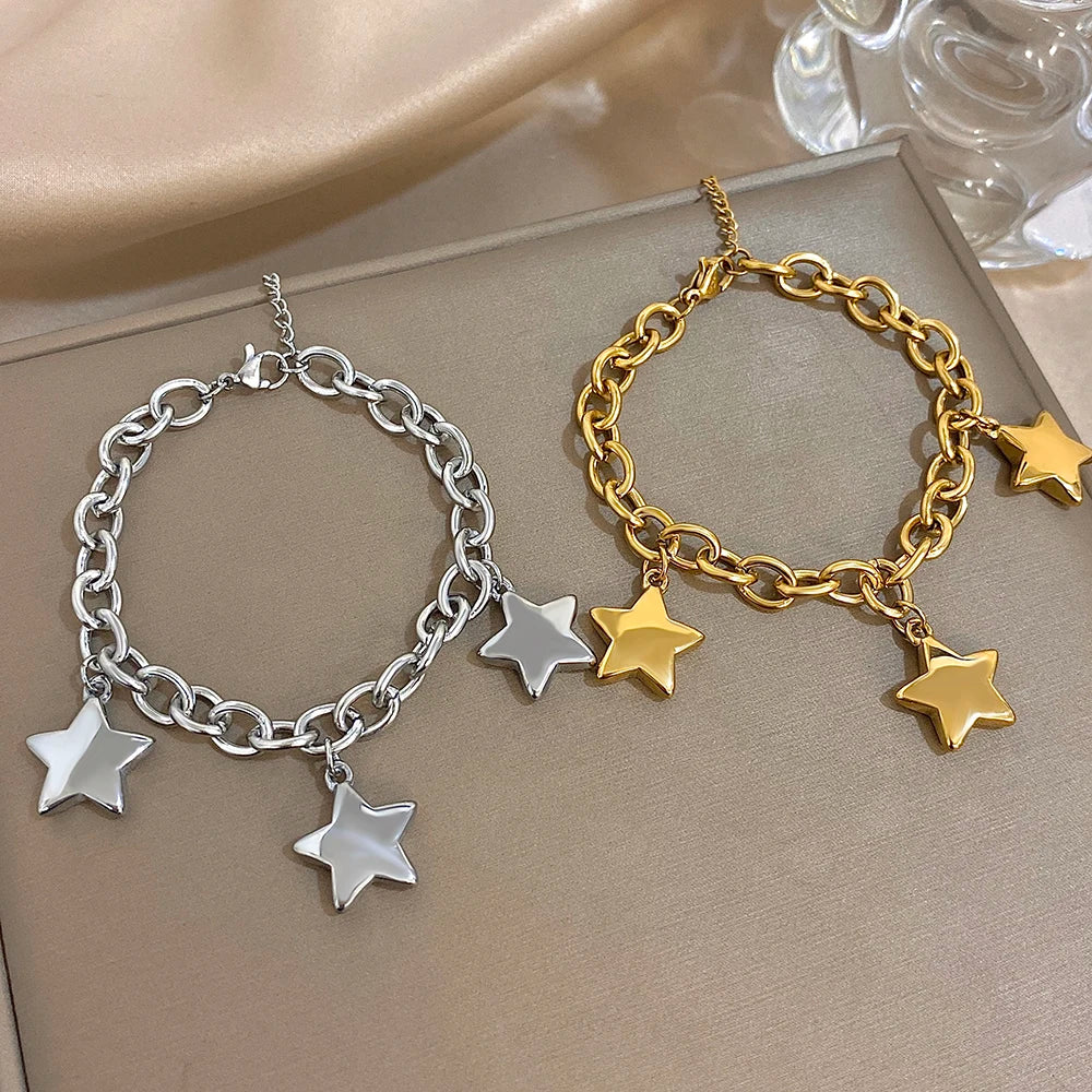 Pulsera con tres estrellas colgantes de plata