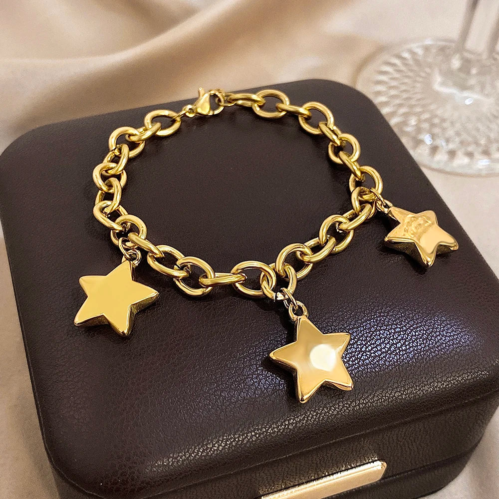 Pulsera con tres estrellas colgantes de oro