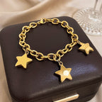 Pulsera con tres estrellas colgantes de oro
