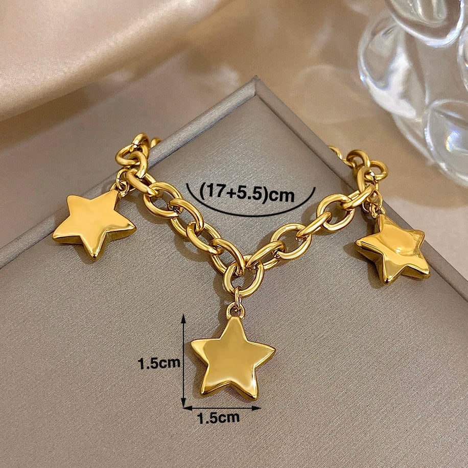 Pulsera con tres estrellas colgantes