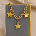 Pulsera con tres estrellas colgantes de oro