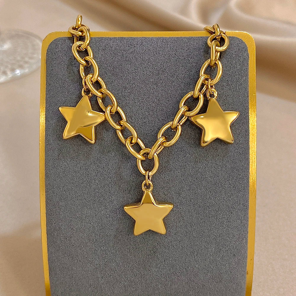 Pulsera con tres estrellas colgantes de oro