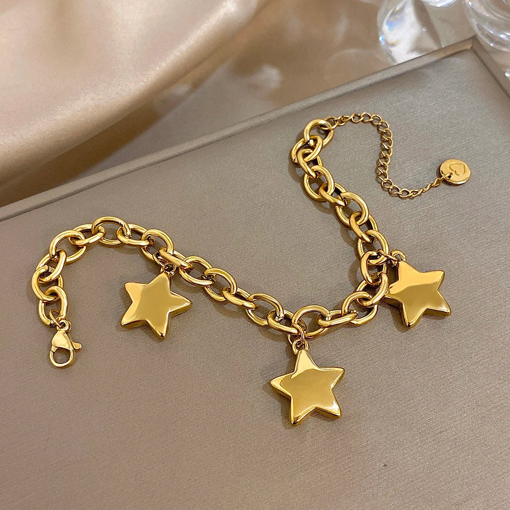 Pulsera con tres estrellas colgantes de oro