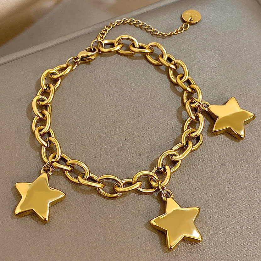 Pulsera con tres estrellas colgantes de oro