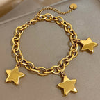 Pulsera con tres estrellas colgantes de oro
