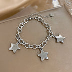 Pulsera con tres estrellas colgantes de plata