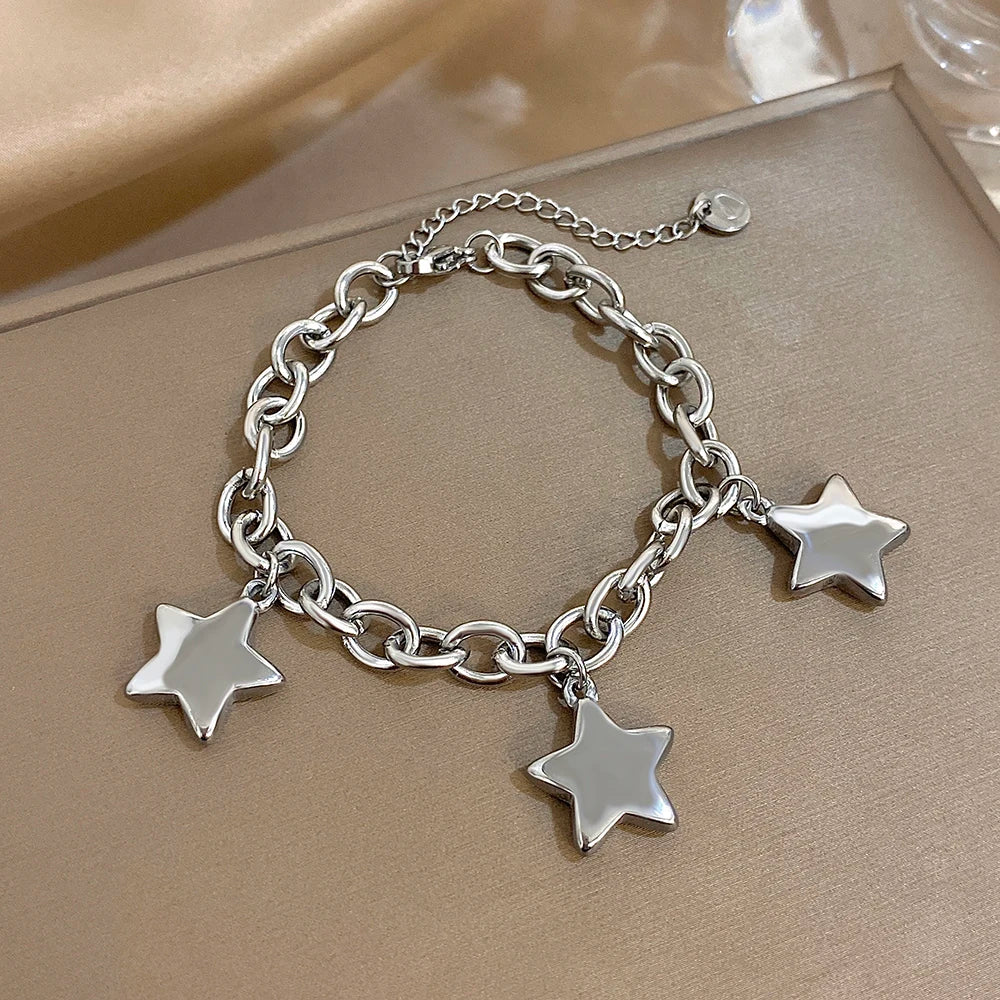 Pulsera con tres estrellas colgantes de plata