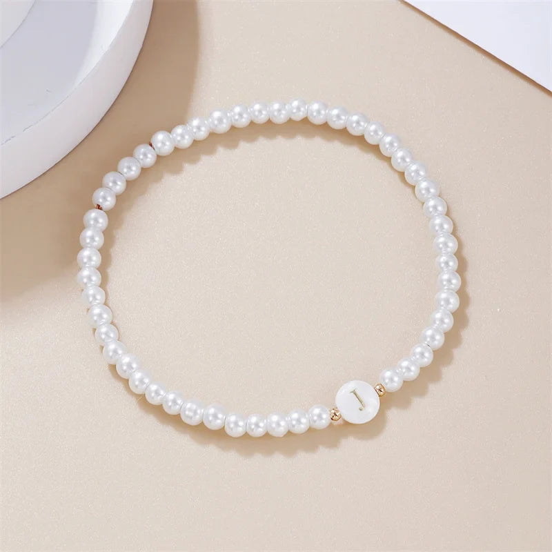 Pulsera blanca inicial j