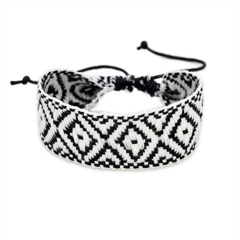 Pulsera brasileña de formas geométricas hecha a mano negra y blanca