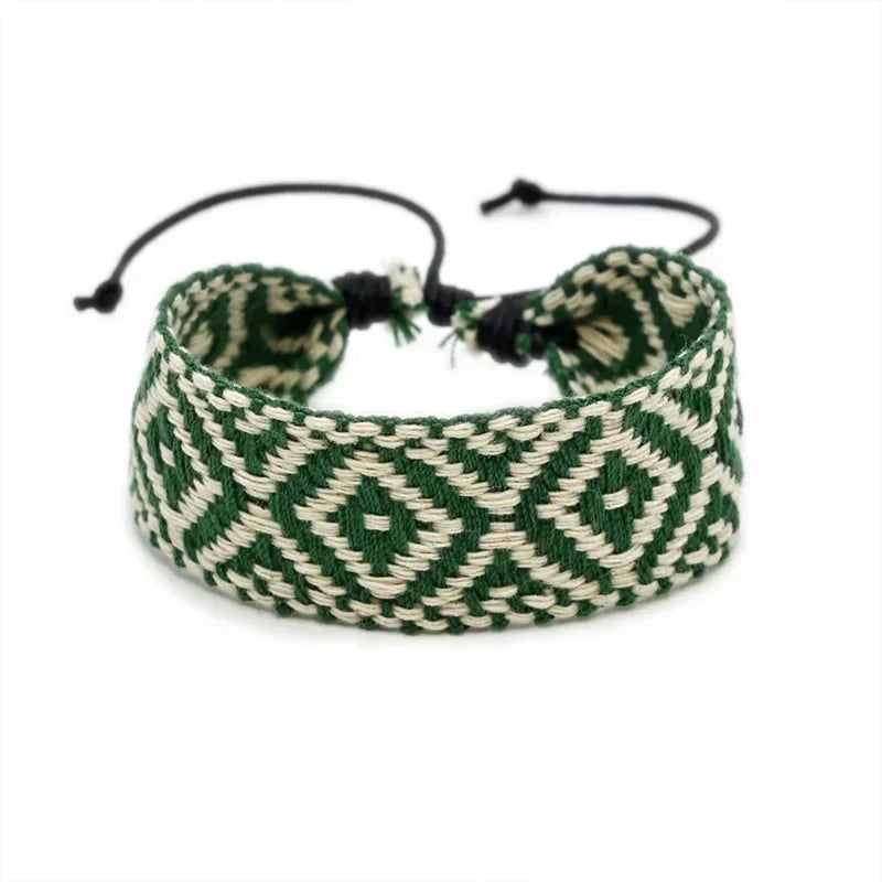 Pulsera brasileña de formas geométricas hecha a mano verde