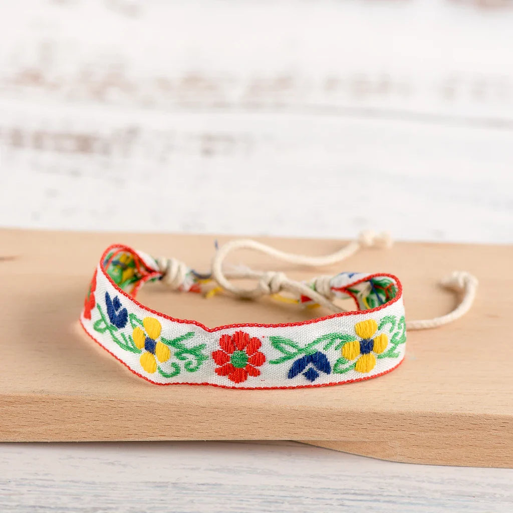 Pulsera brasileña boho bordada hecha a mano blanca
