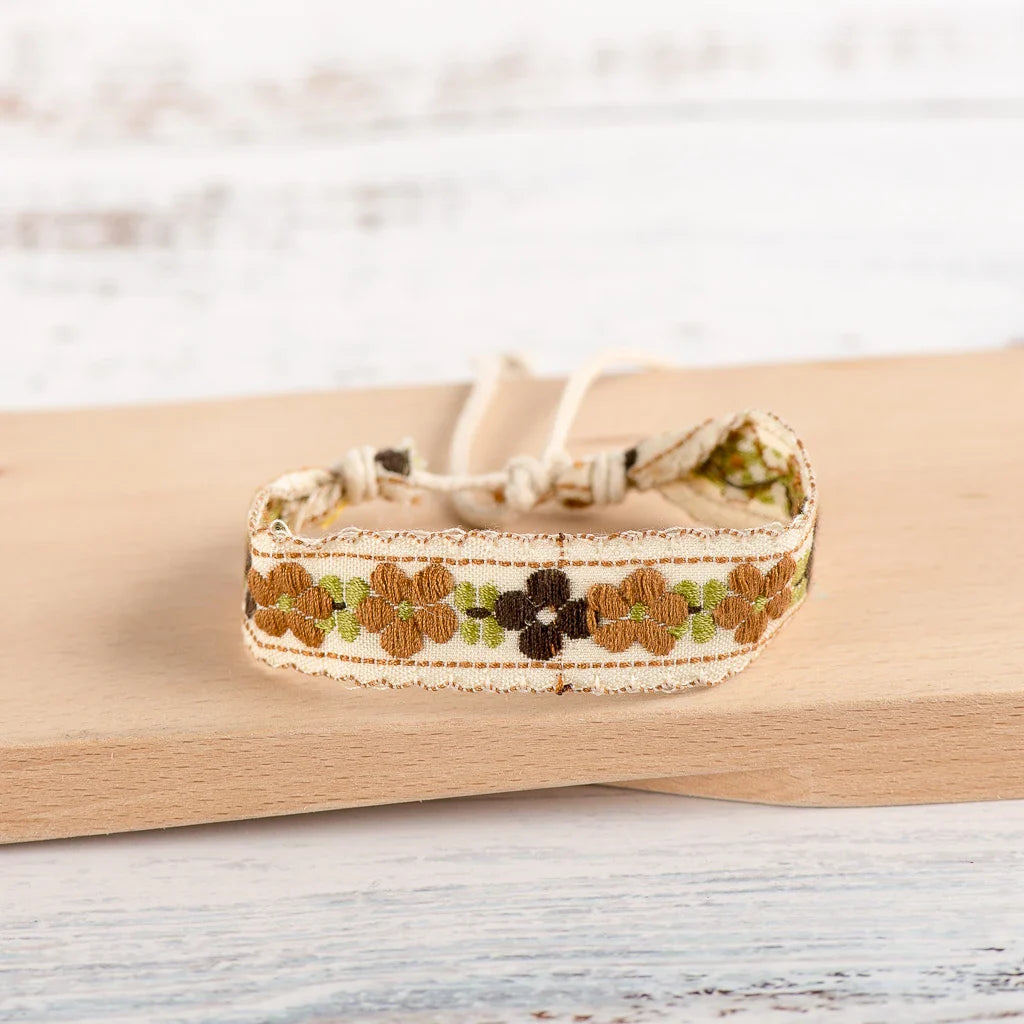Pulsera brasileña boho bordada hecha a mano beige