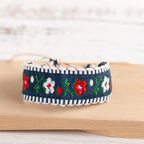 Pulsera brasileña boho bordada hecha a mano azul y blanca