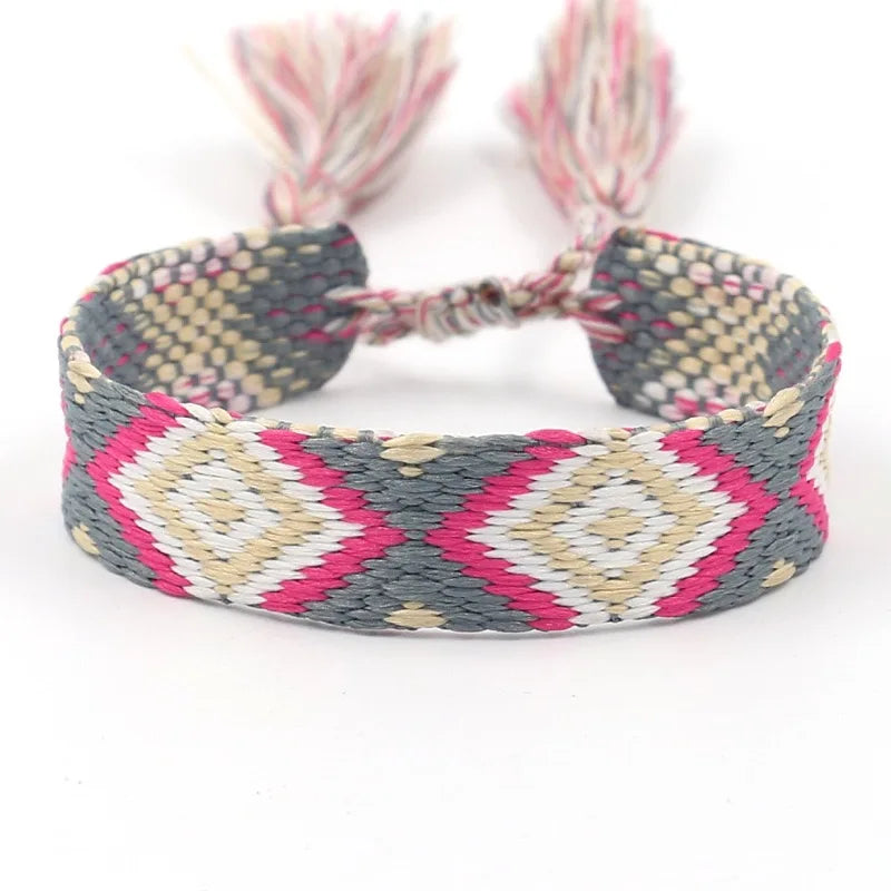 Pulsera brasileña ancha con motivos geométricos rosa