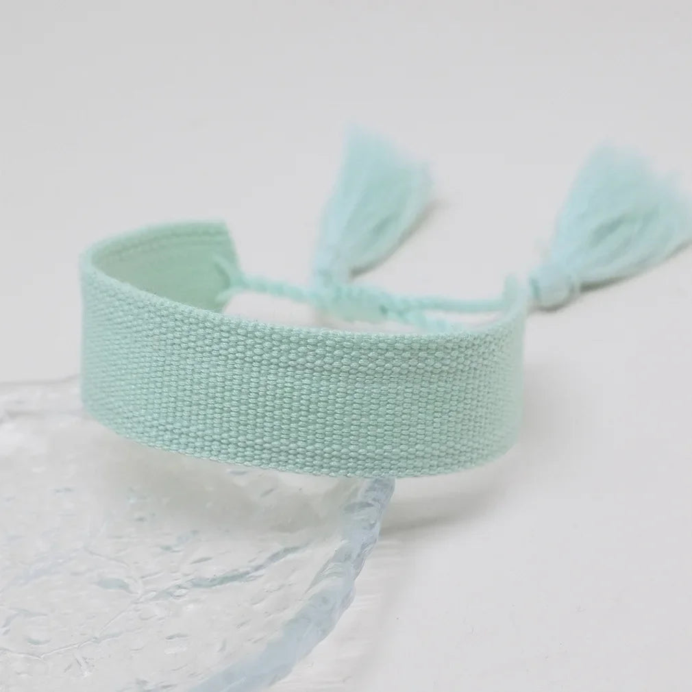 Pulsera brasileña pastel suave hecha a mano azul claro