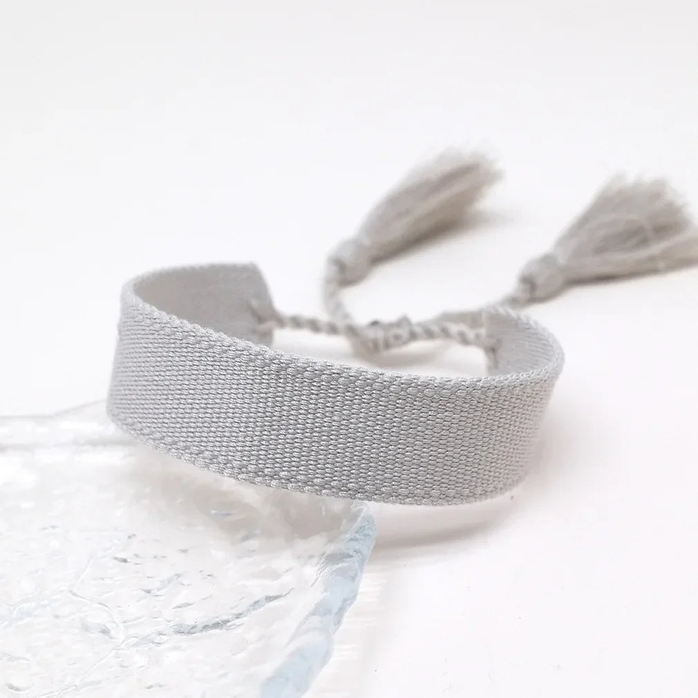 Pulsera brasileña pastel suave hecha a mano gris