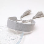 Pulsera brasileña pastel suave hecha a mano gris