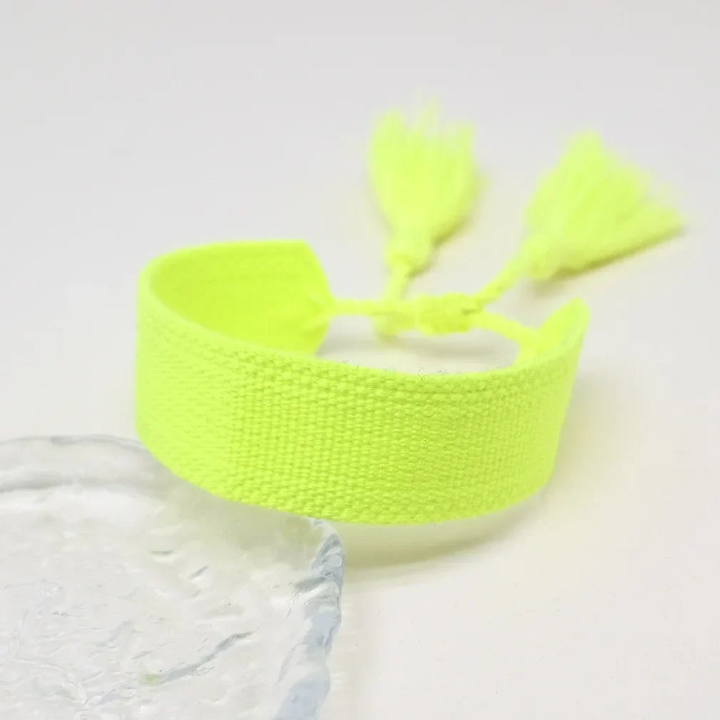 Pulsera brasileña pastel suave hecha a mano amarilla