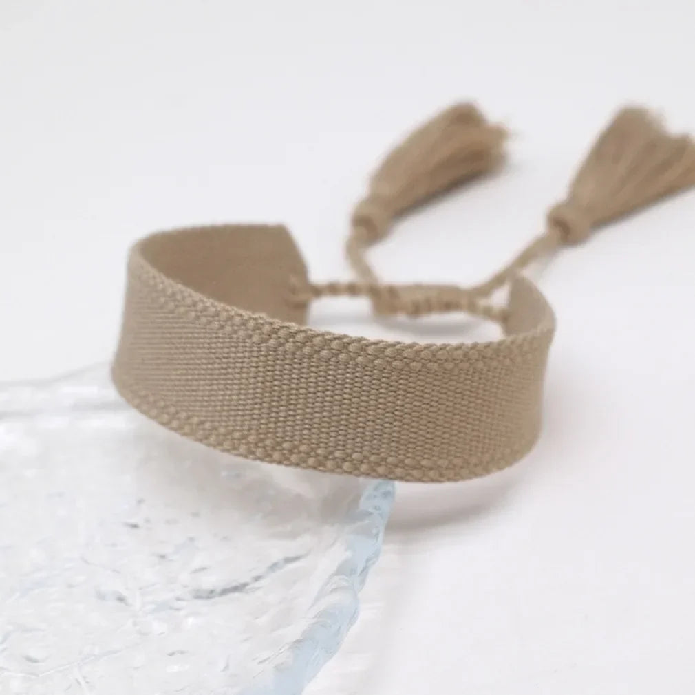 Pulsera brasileña pastel suave hecha a mano marrón