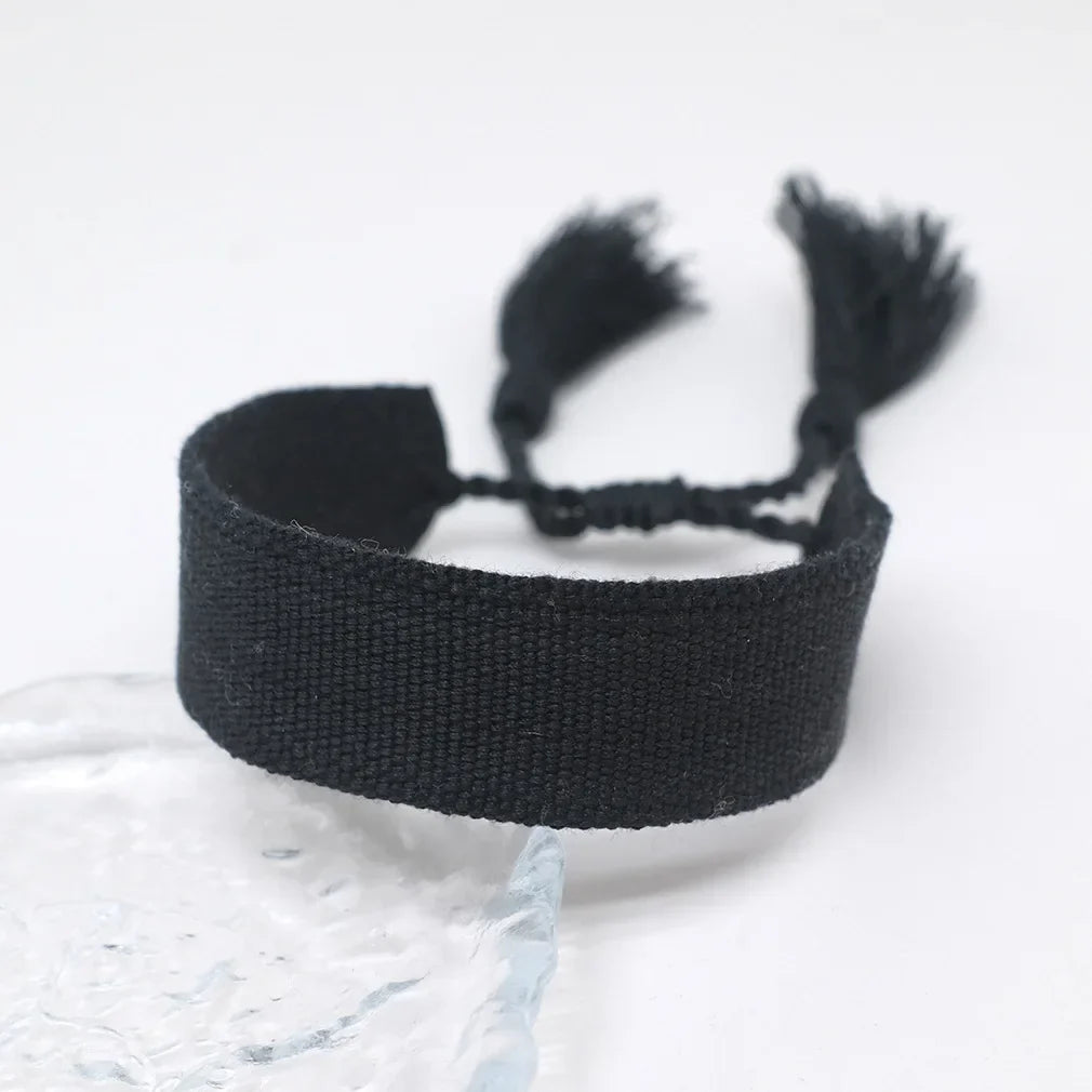Pulsera brasileña pastel suave hecha a mano negra