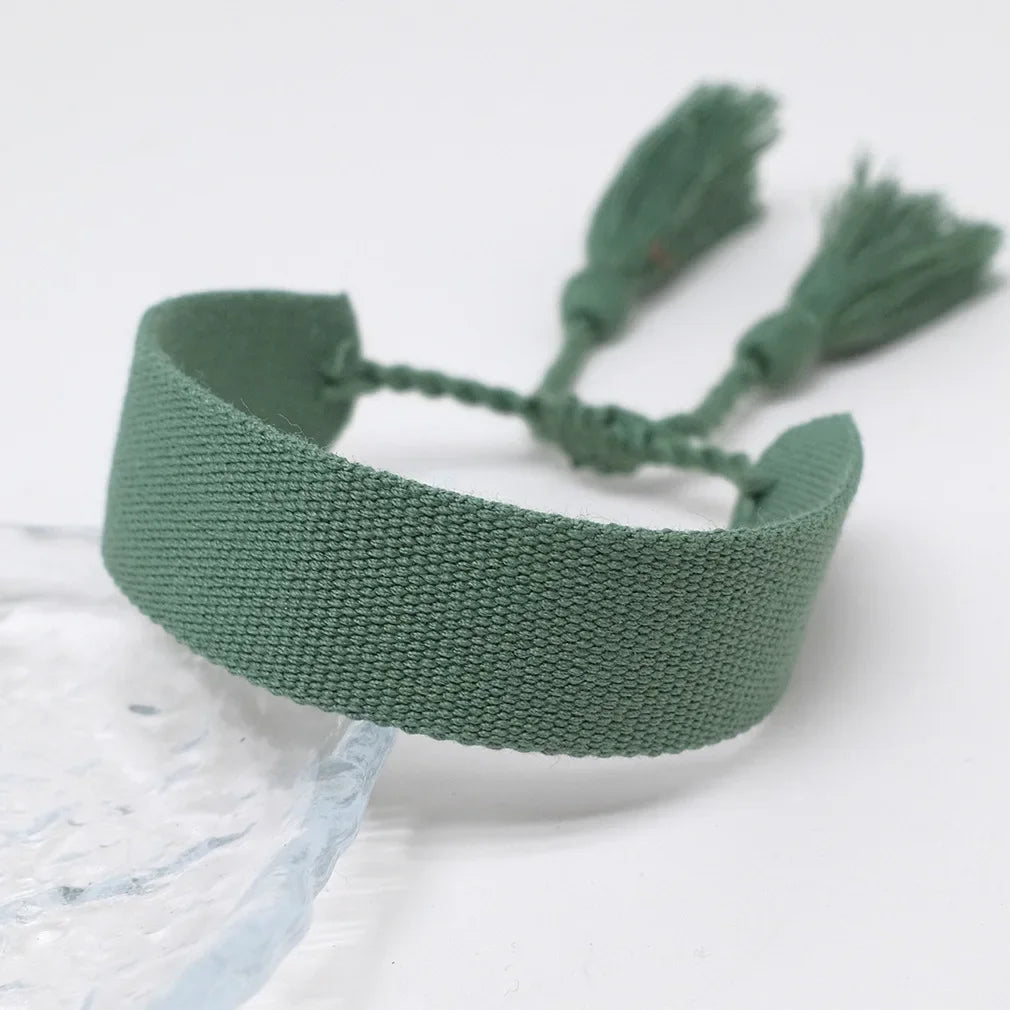 Pulsera brasileña pastel suave hecha a mano verde oscuro