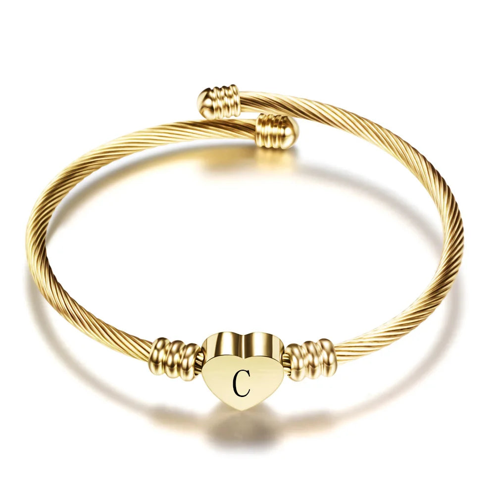 Pulsera corazón con inicial de oro c