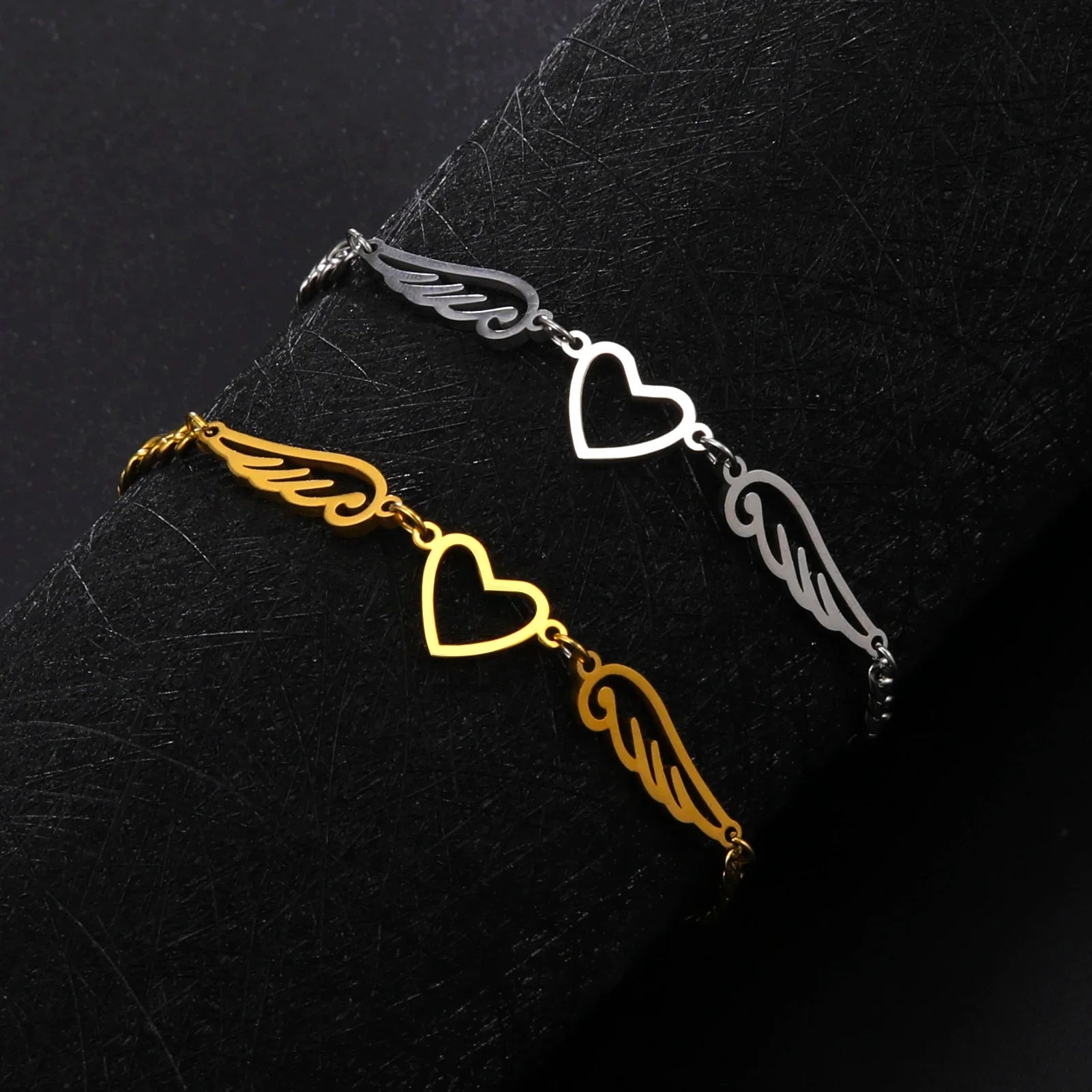 Pulsera corazón y alas de ángel dorado