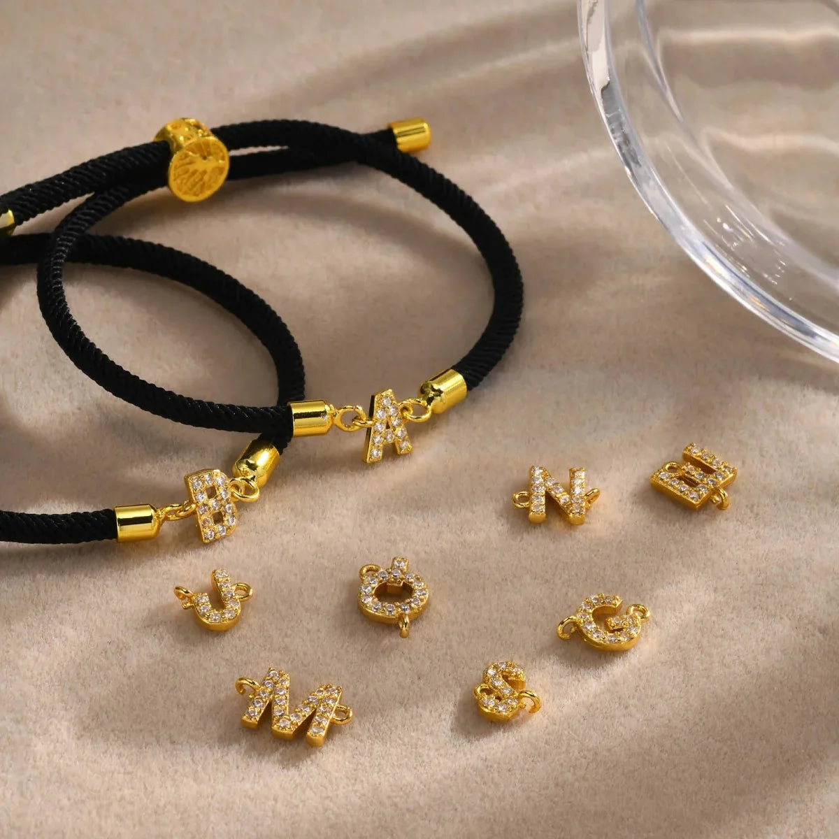 Pulsera de colores con inicial de strass - letra 