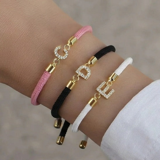 Pulsera de colores con inicial de strass - letra 