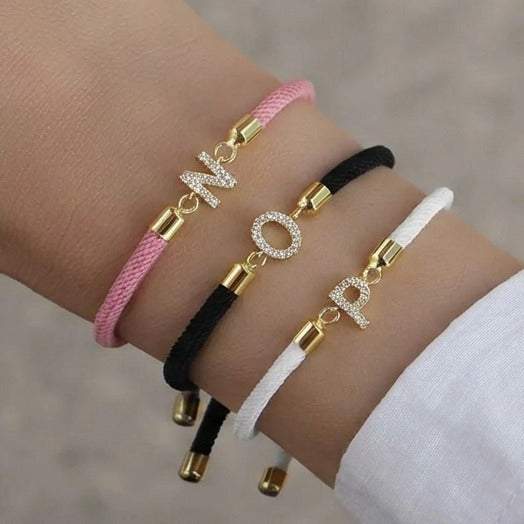 Pulsera de colores con inicial de strass - letra 