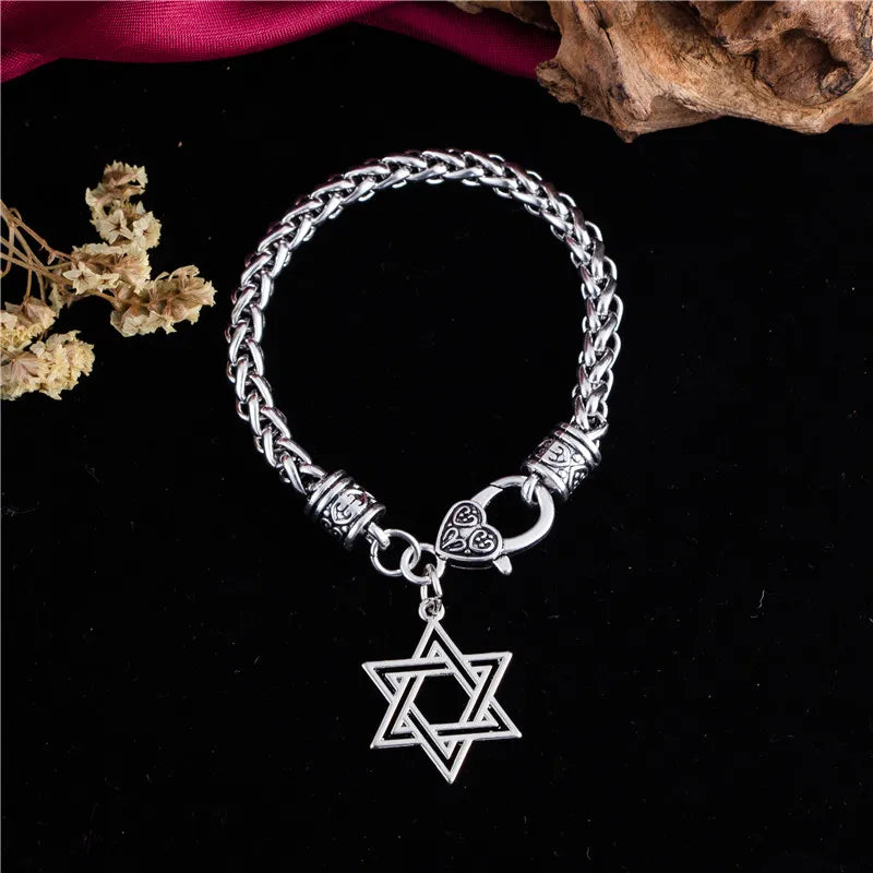Pulsera cubana con la <span data-glossary-id="Star-of-David">estrella de David</span> simbólica judía