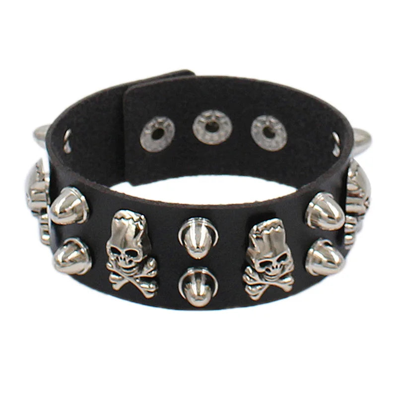 Pulsera de cuero adornada con calaveras y pinchos