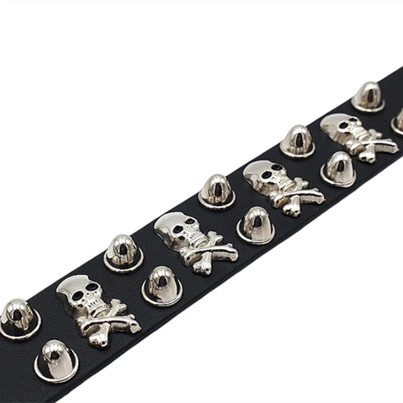 Pulsera de cuero adornada con calaveras y pinchos